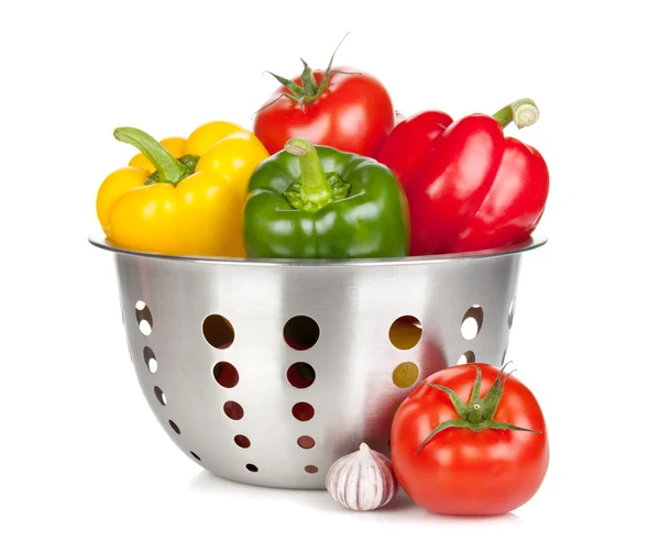 Verduras frescas maduras en colador —  Fotos de Stock