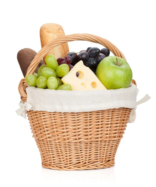 Cesta de piquenique com pão e frutas — Fotografia de Stock