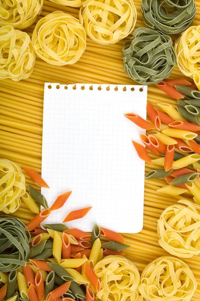 Obs papper på italiensk pasta bakgrund — Stockfoto