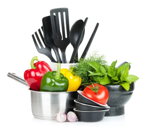 Verse rijpe groenten, kruiden en keukengerei — Stockfoto