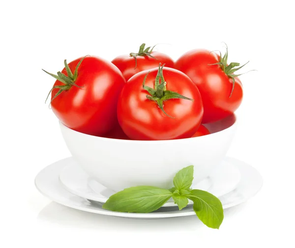 Зрізати помідори в мисці і базиліці — стокове фото