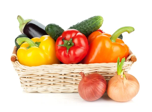 Verse rijpe groenten in mand — Stockfoto