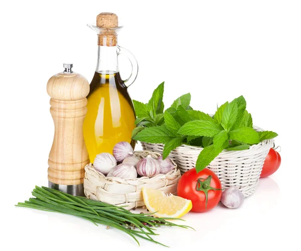 Świeże zioła, pomidor, oliwa z oliwek i pieprzu, dzbanki — Zdjęcie stockowe