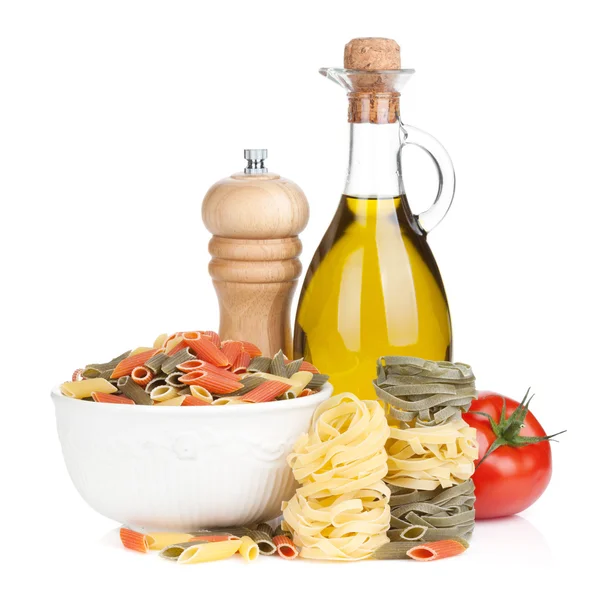 Olika pasta, tomat och kryddor — Stockfoto