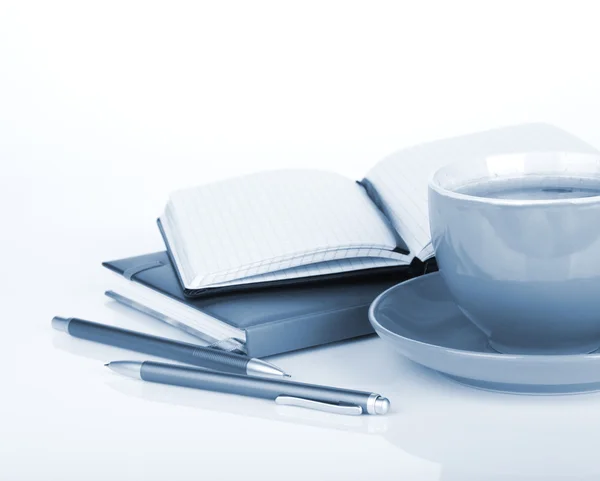 Kaffeetasse und Bürobedarf — Stockfoto