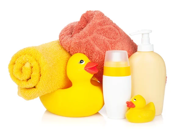 Pato de goma con toalla de baño y botellas — Foto de Stock