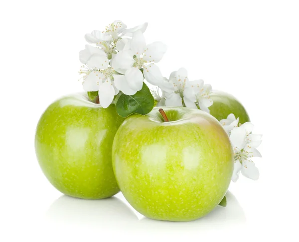 熟した緑のリンゴと花 — ストック写真