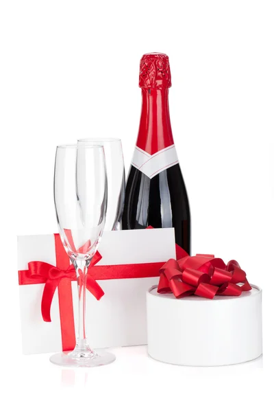 Garrafa de champanhe, copos e presente — Fotografia de Stock