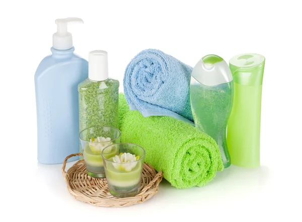 Bottiglie da bagno, asciugamani e candele — Foto Stock