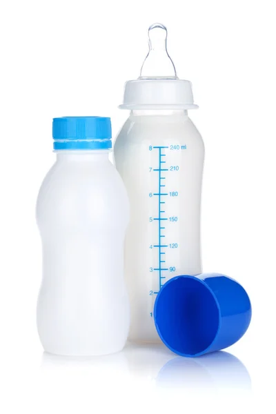 Babyjoghurt und Milchflasche — Stockfoto