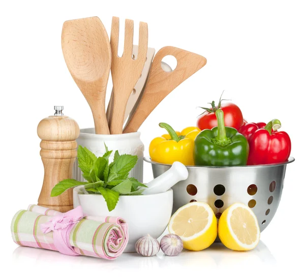 新鮮な完熟野菜、調味料と台所用品 — ストック写真