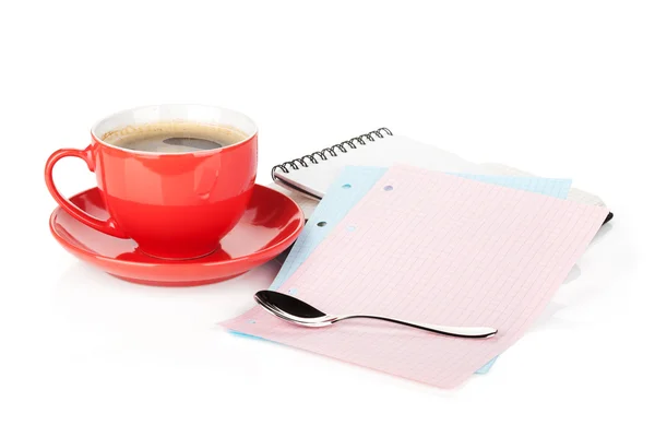 Koffie beker, lepel en kantoorbenodigdheden — Stockfoto