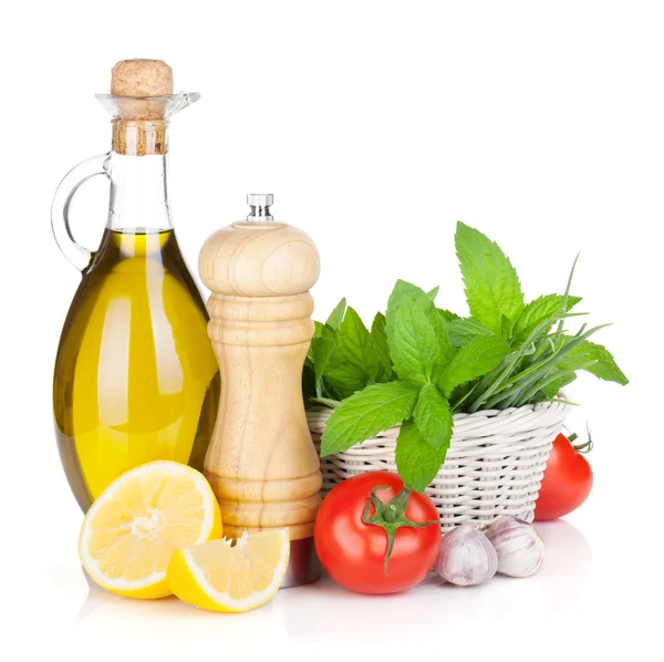 Frische Kräuter, Tomaten, Olivenöl und Pfefferstreuer — Stockfoto