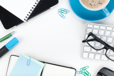 ofis malzemeleri ve kahve fincan kapatmak