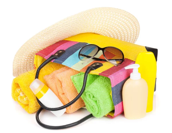 Bolsa con toallas, gafas de sol, gorro y artículos de playa — Foto de Stock