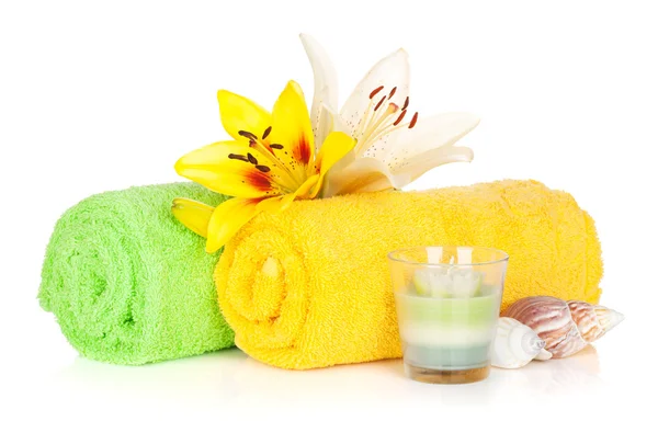 Ambiente de spa con flores de lirio de colores —  Fotos de Stock