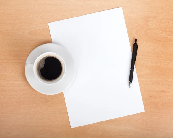 Papel en blanco con pluma y taza de café Imagen De Stock