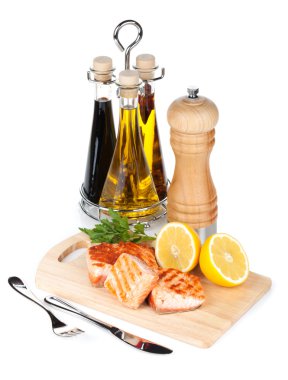 limon ve otlar kesme tahtası üzerinde ızgara somon