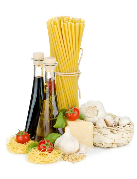 Pasta, tomatoes, basil, olive oil, vinegar, garlic and parmesan — Stock Photo, Image