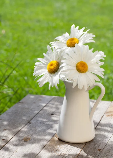 Fresh chamomile bouquet in vase — Stock Photo, Image