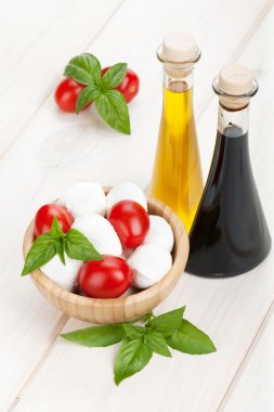 Kiraz domatesli mozzarella peyniri ve fesleğen.