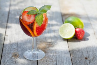 Serinletici meyve sangria (yumruk)