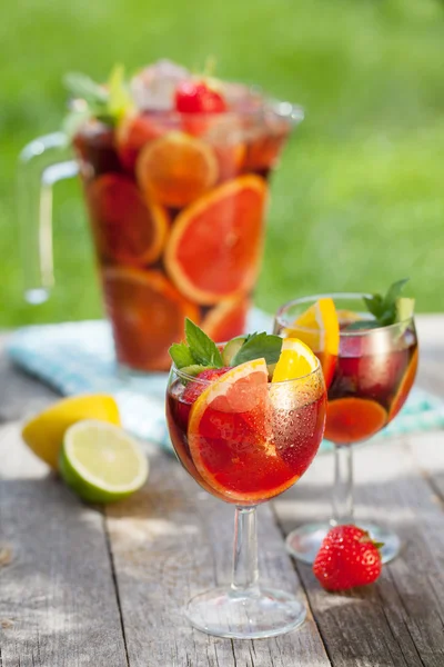 Refreshing fruit sangria (punch) — Stock Photo, Image