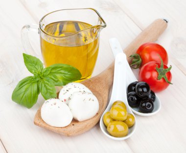 Mozzarella peyniri, zeytin, domates ve fesleğen