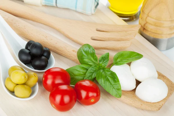 Mozzarella, olijven, tomaten en basilicum — Stockfoto