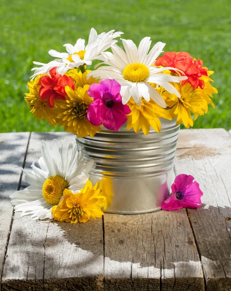 Fresh garden flower bouquet — Stock Photo, Image