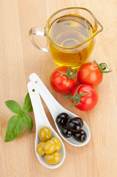 Olives, tomatoes and basil — Stock Photo, Image