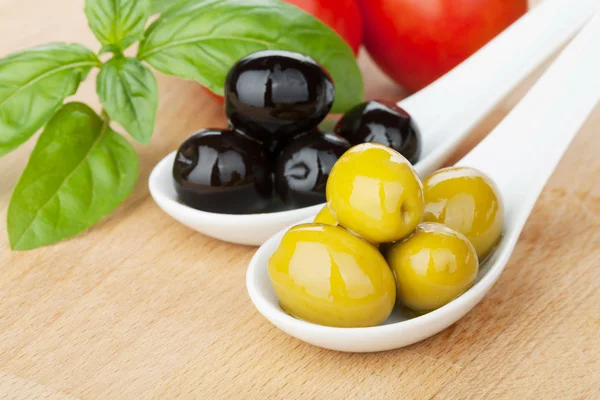 Oliivit, tomaatit ja basilika — kuvapankkivalokuva