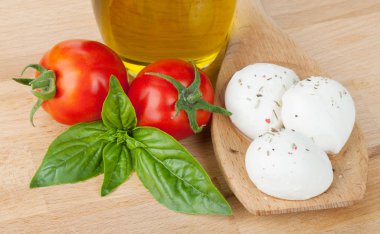 Mozzarella peyniri, zeytinyağı, domates ve fesleğen
