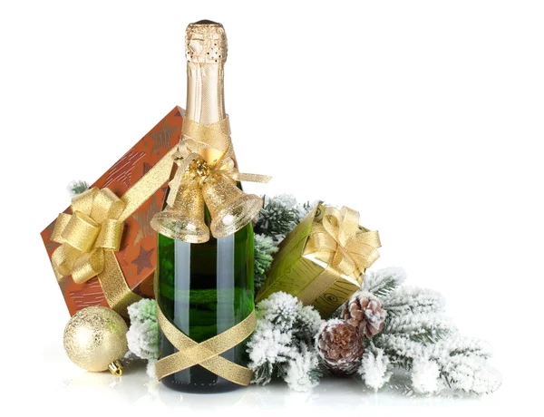 Champagnefles, doos van de gift van Kerstmis, decor en fir tree — Stockfoto