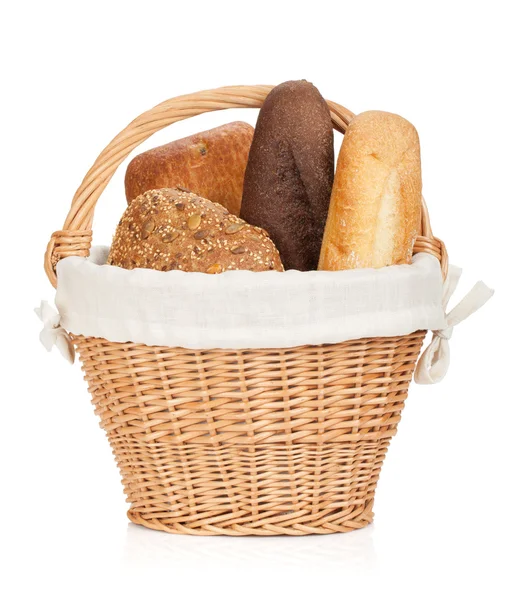 Piknikový koš s různými chléb — Stock fotografie