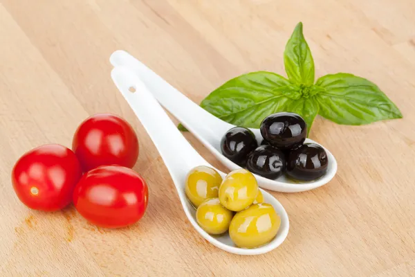 Oliwkami, pomidorami i bazylią — Zdjęcie stockowe