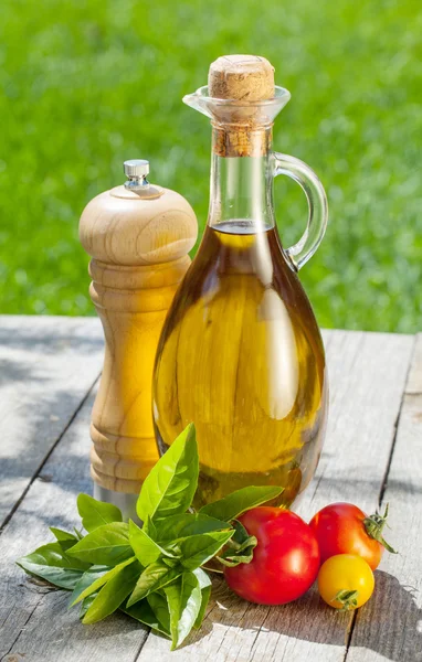 Botella de aceite de oliva, pimentero, tomates y hierbas —  Fotos de Stock