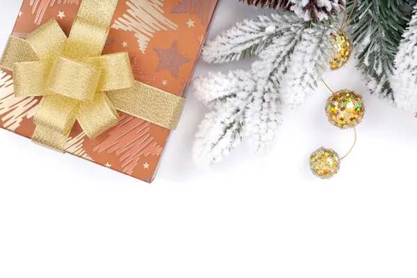 Coffret cadeau et décor de Noël sous sapin neigeux — Photo