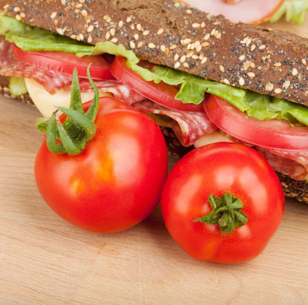 Rijpe tomaten en sandwich — Stockfoto