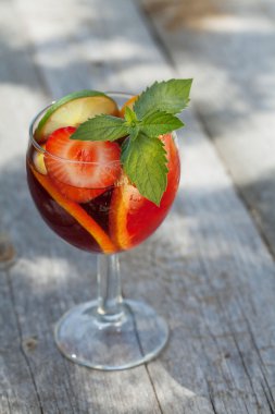 Serinletici meyve sangria (yumruk)