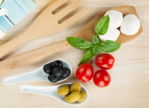 Mozzarella peyniri, zeytin, domates ve fesleğen — Stok fotoğraf