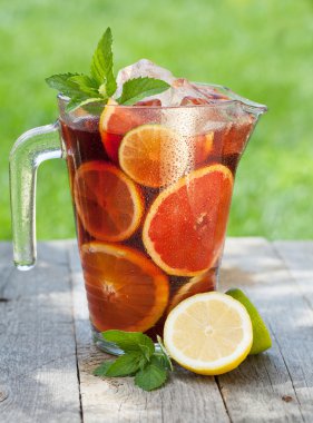 Serinletici meyve sangria (yumruk)