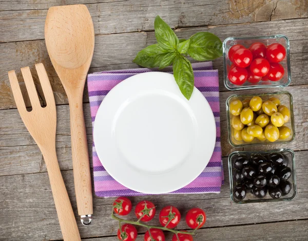 Leerer Teller auf Holz mit Früchten und Utensilien — Stockfoto