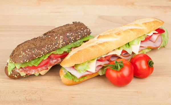 Sandwiches frescos con carne y verduras y tomates — Foto de Stock