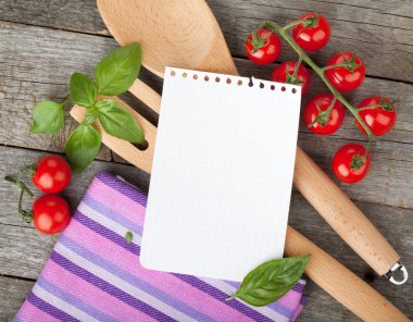 boş bir not defteri kağıt, domates ve fesleğen ile yemek tarifleri