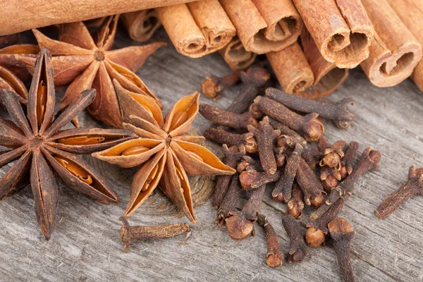 Anise, cinnamon and clove spices — Stock Photo, Image