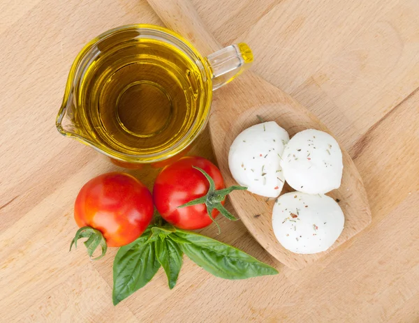 Mozzarella, aceite de oliva, tomates y albahaca —  Fotos de Stock