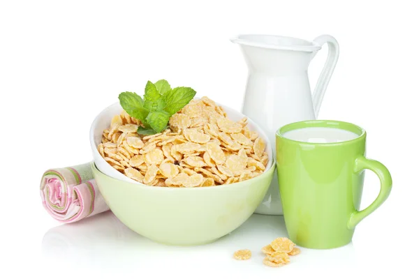 Verse cornflakes met melk. geïsoleerd op witte achtergrond — Stockfoto