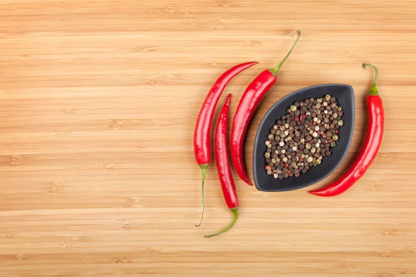 Pimientos rojos picantes y pimienta — Foto de Stock