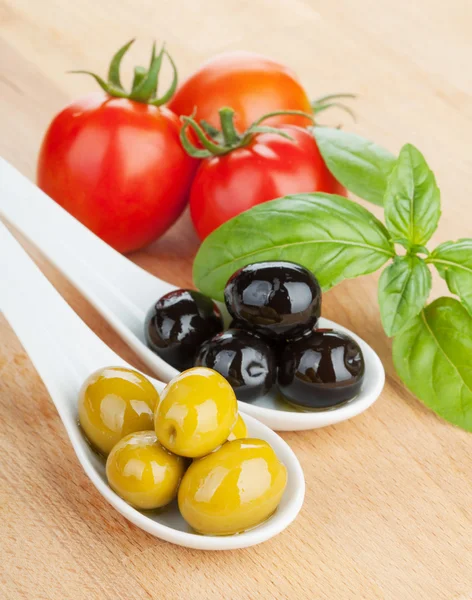Olivy, rajčata a bazalka — Stock fotografie